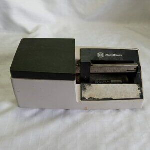 This is a Pitney Bowes mechanical postal scale. Brand: Pitney Bowes